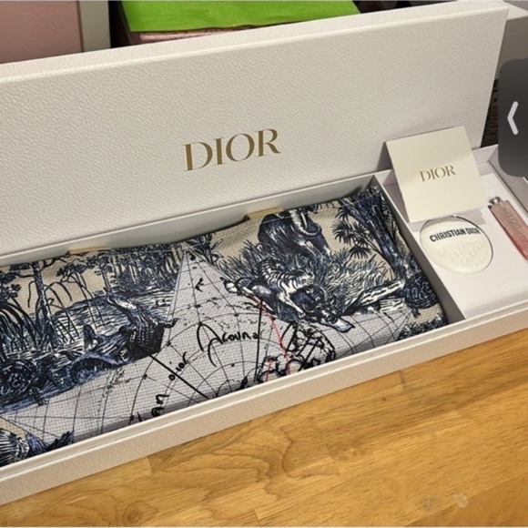 Dior Around the World Tote Bag and Le Baume-Lip Glow Reviver - Picture 5 of 7